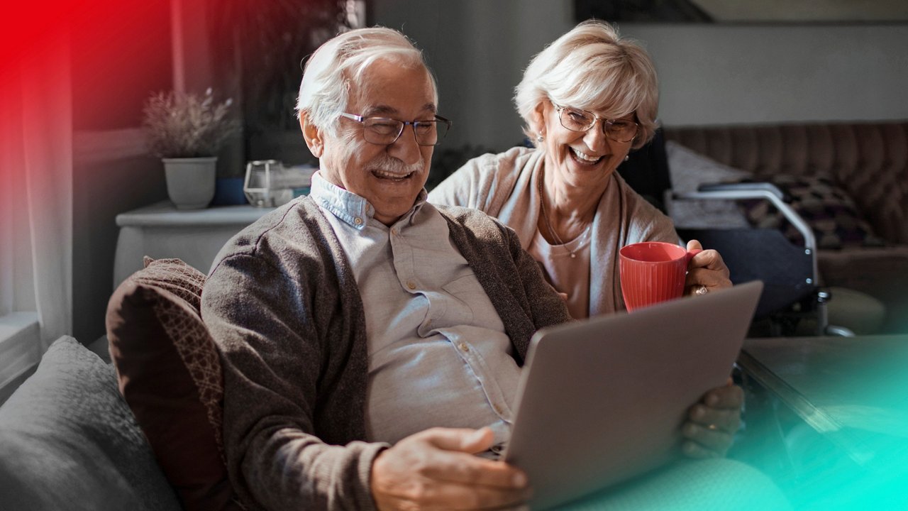 Älteres Paar vor Laptop auf der Couch