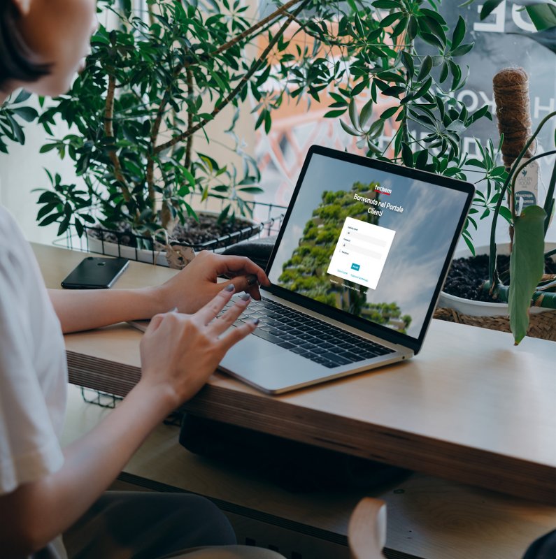Donna al computer che controlla i consumi del proprio condominio utilizzando il servizio Portale Techem