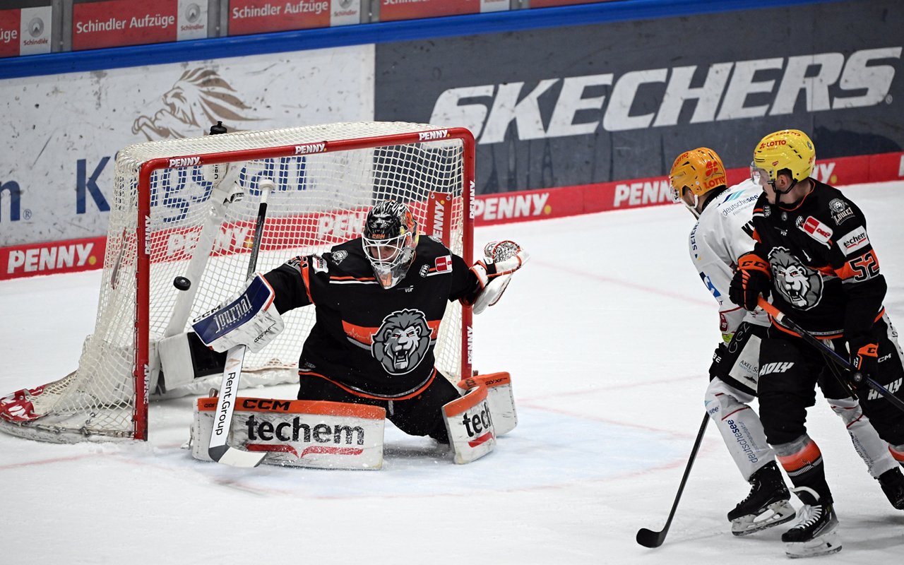 Spieler der Frankfurter Löwen Ice-Hockey Mannschaft mit Techem Branding