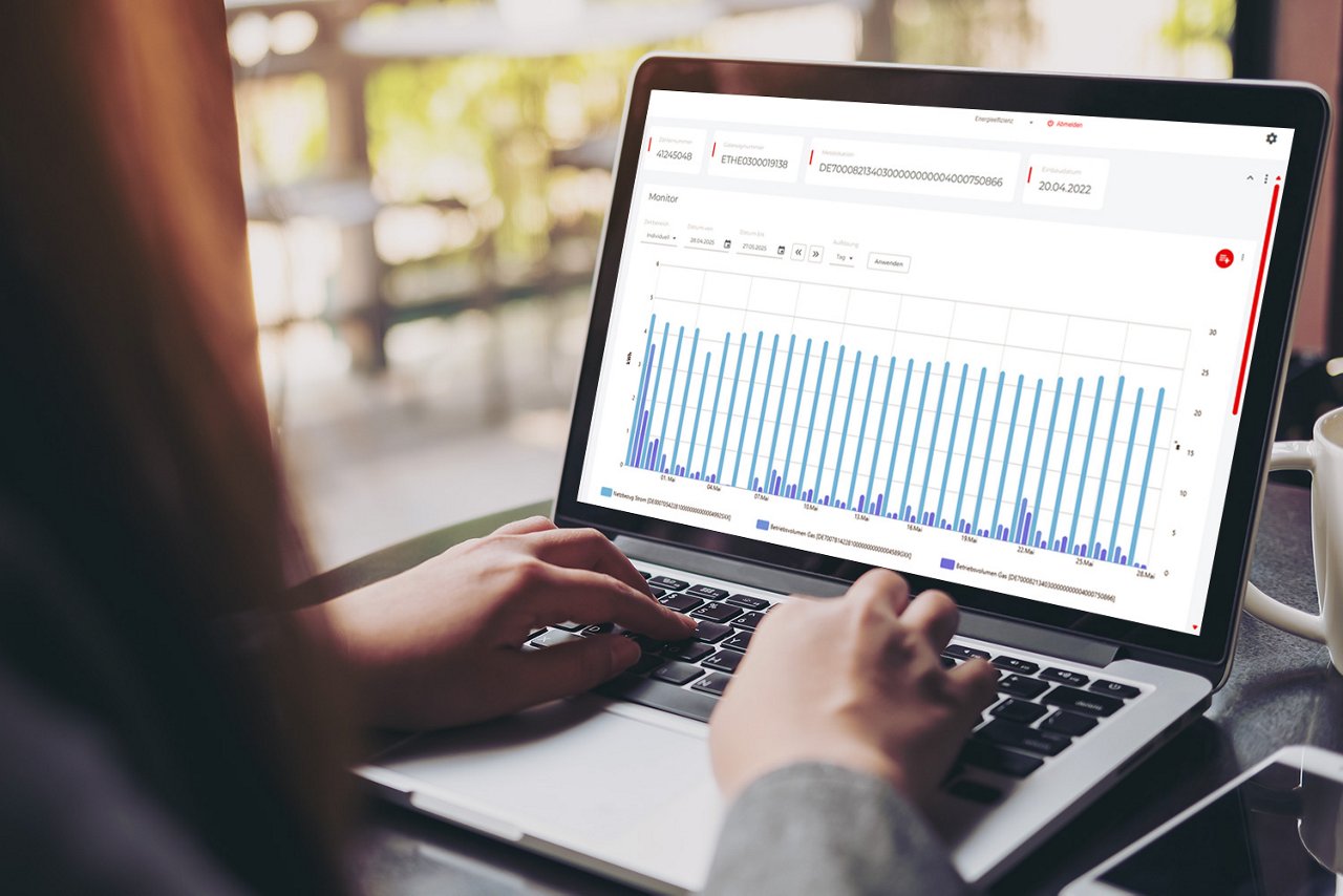 Laptop Bildschirm mit Daten und Hände auf Tastatur