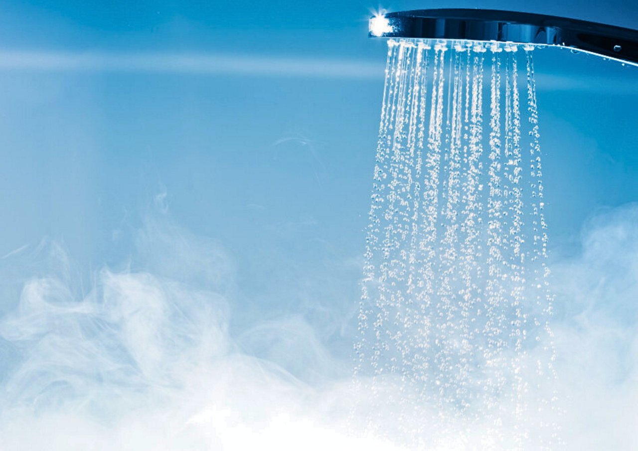 Soffione della doccia, che sta facendo uscire dell'acqua bollente facendo creare del fumo intorno ad esso.