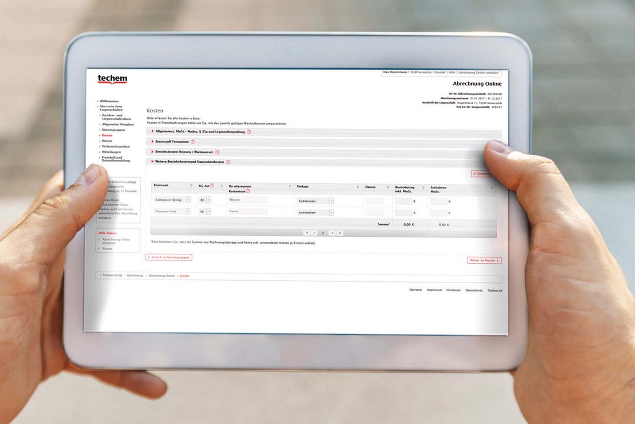 Notebook in den Händen. Auf dem Bildschirm ist der Bereich Abrechnung Online vom Techem Kundenportal zu sehen.