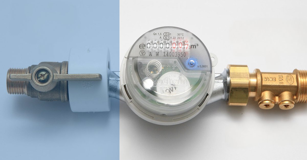 Contador de agua con esfera de lectura directa y válvula de corte manual instalada en una tubería, con conexiones metálicas de latón.