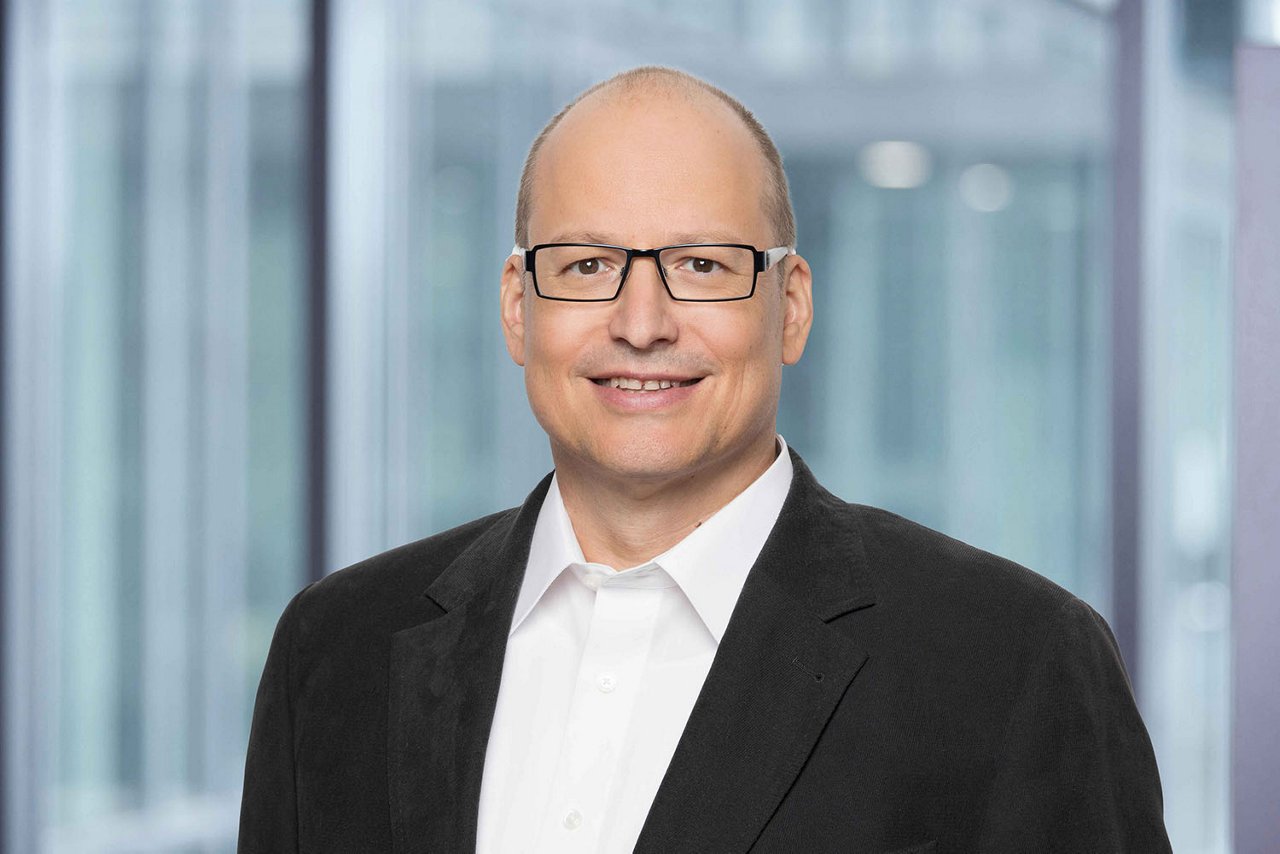 Foto Fachberater ZEV und E-Mobilität Daniel Zurfluh vor unscharfem Hintergrund.