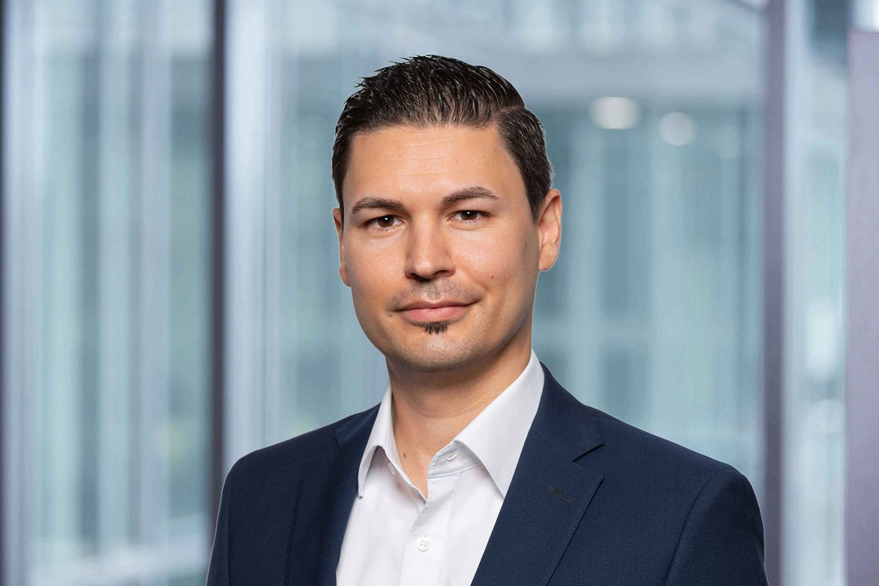 Photo conseiller de vente G. Chilelli région Suisse orientale devant un arrière-plan de bureau flou.