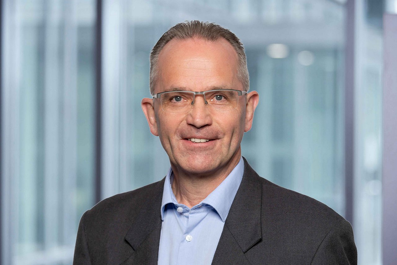 Photo Conseiller de vente Administrations R. Wittlin Région Bâle devant un arrière-plan de bureau flou.