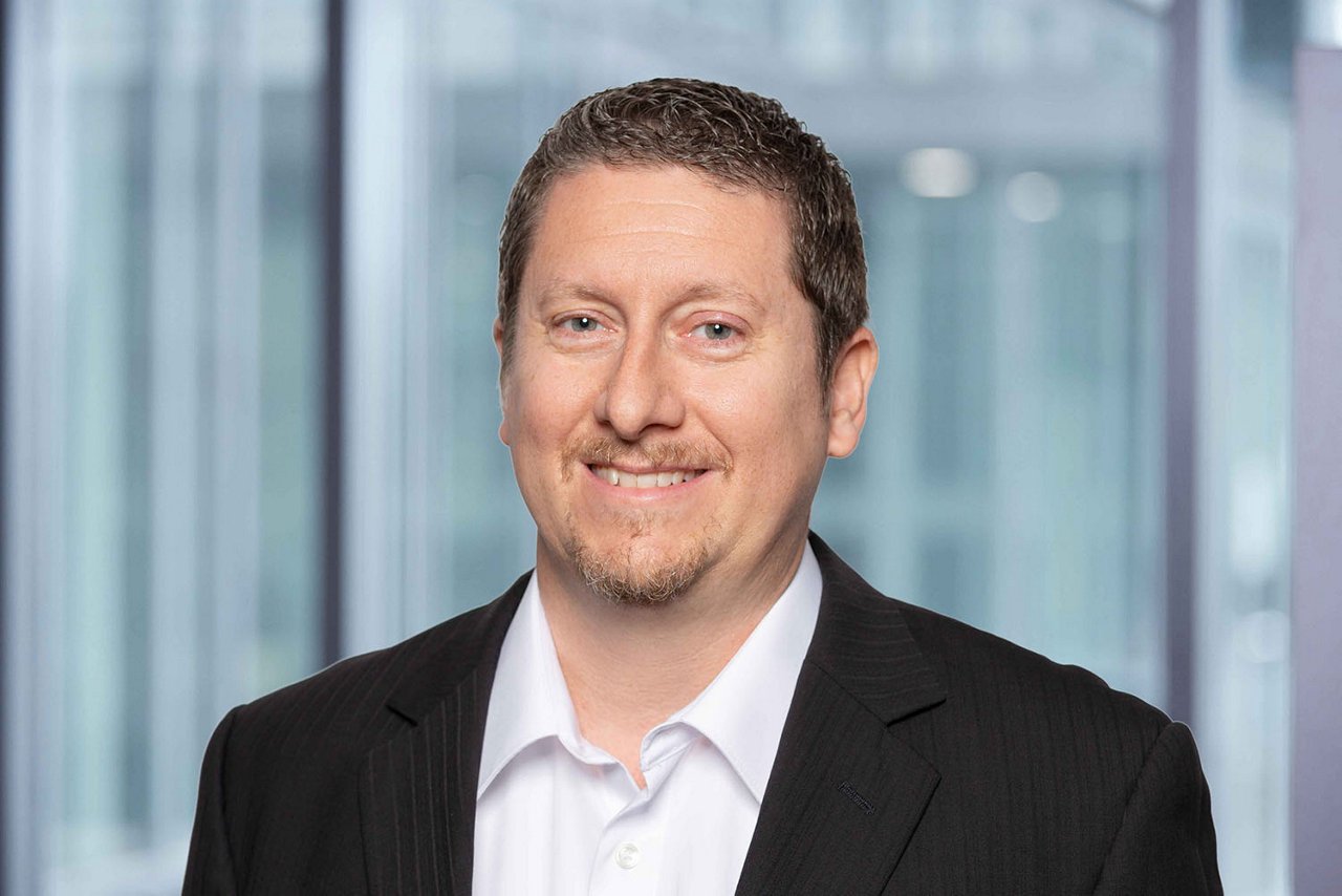 Photo conseiller de vente D. Erb région Bâle et Argovie devant un arrière-plan de bureau flou.