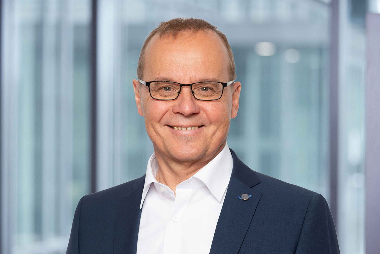 Photo conseiller de vente B. Gassmann région Suisse centrale devant un arrière-plan de bureau flou.