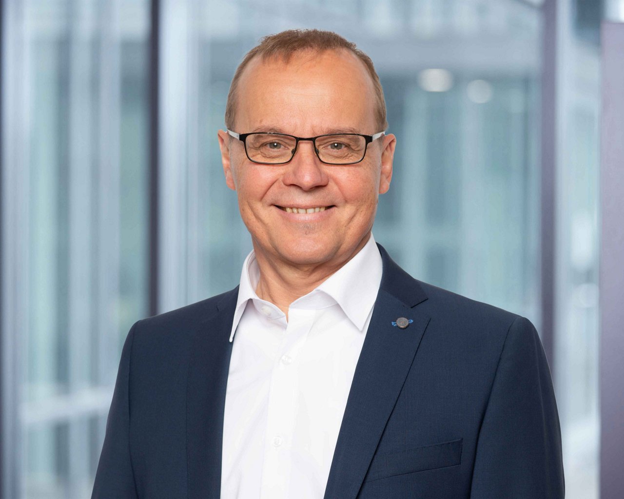 Foto Verkaufsberater B. Gassmann Region Zentralschweiz vor unscharfem Bürohintergrund.