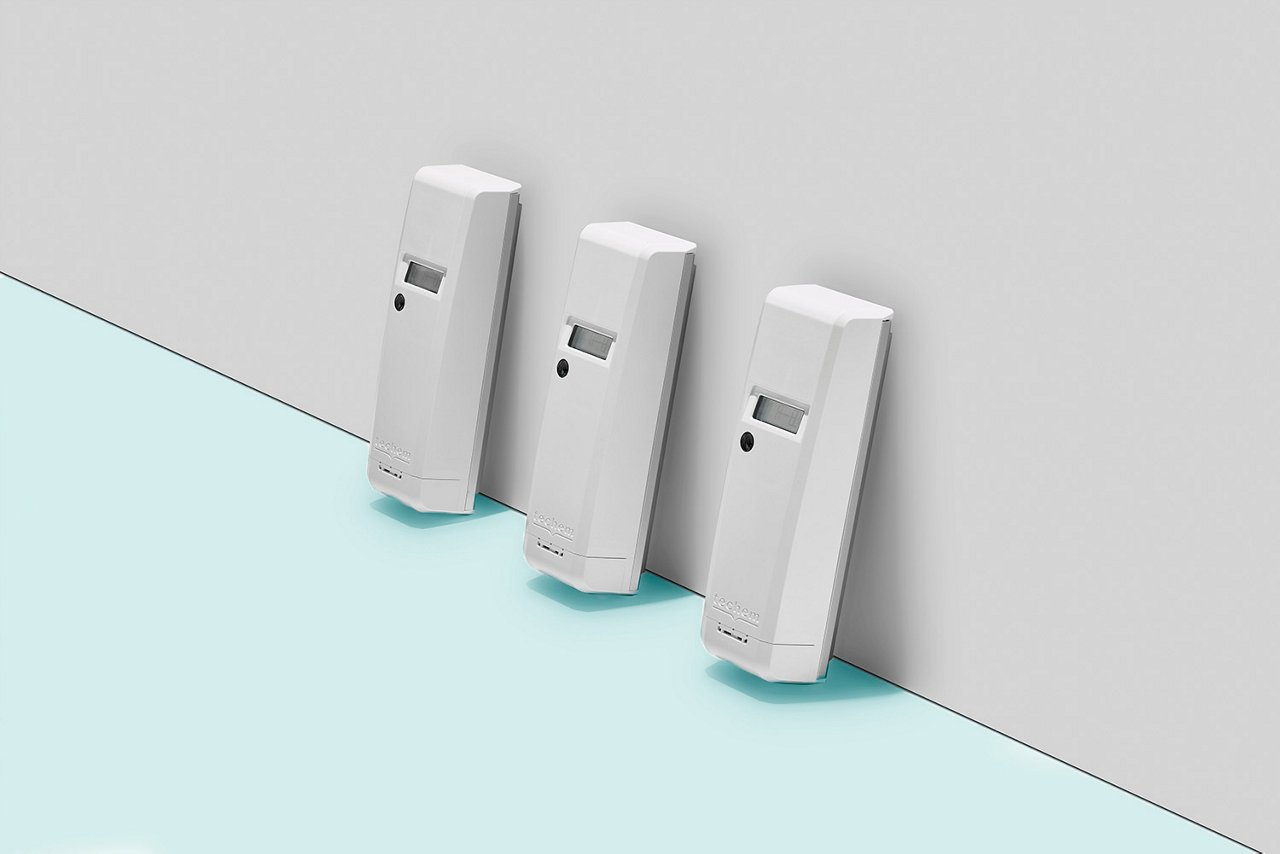 Tre målere er linet op mod en væg. 