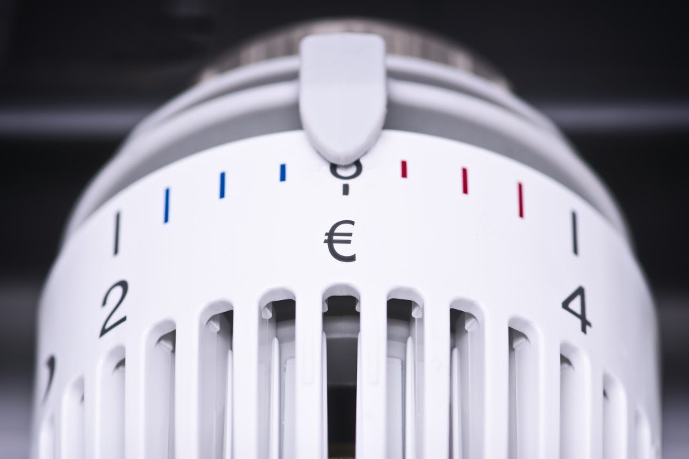alt-Text: Drehrad zur Einstellung der Heizung auf Euro-Zeichen gestellt