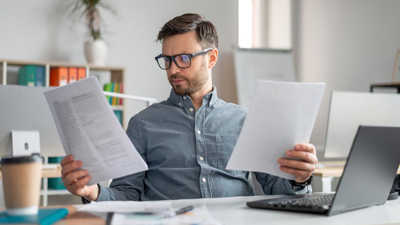 Mężczyzna z dokumentami