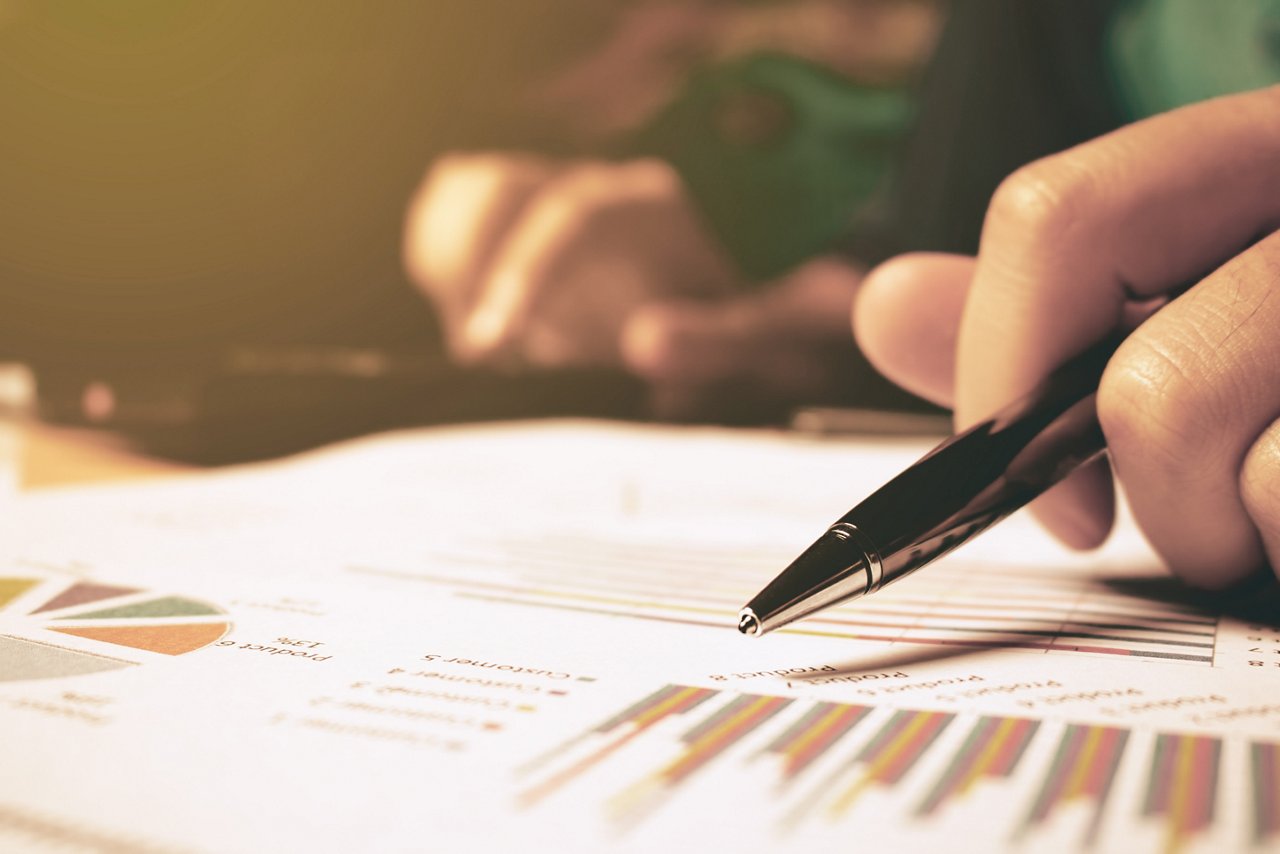 Hand woman holding pen pointing on summary report chart and calculate finance.; Shutterstock ID 591470333; Purchase Order: 5433-000218; Job: Web-Relaunch; Client/Licensee: Techem Energy Services GmbH; Other: SF (WB)