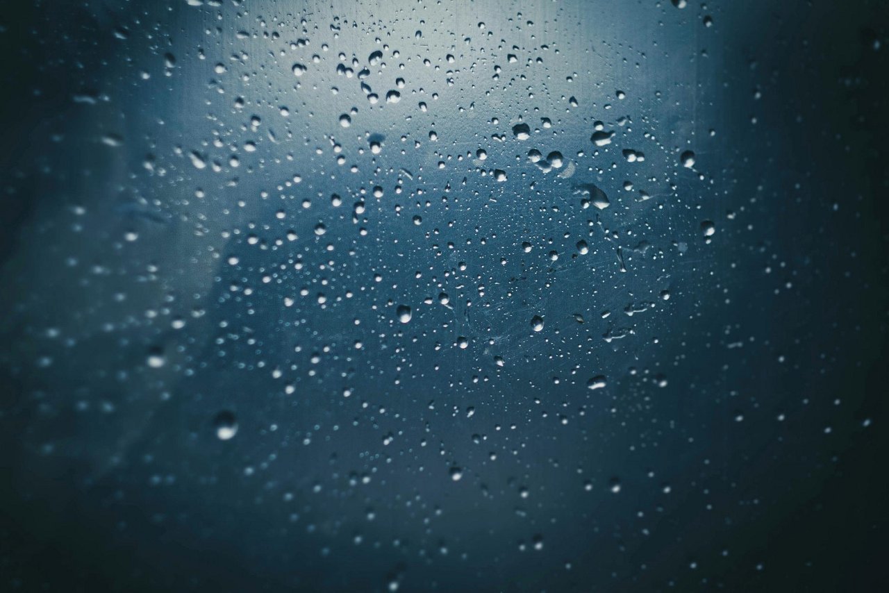 Wassertropfen auf einer Glasoberfläche