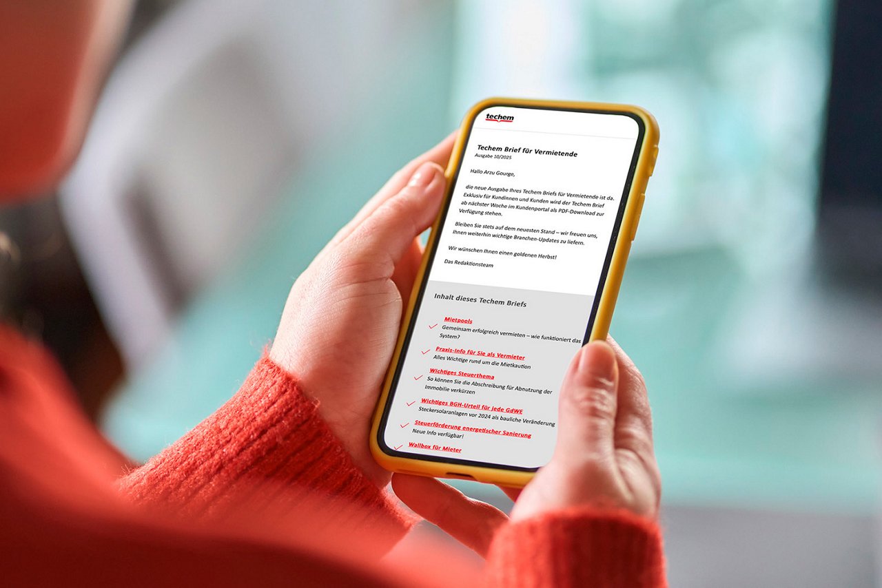 Kvinde holder en mobil