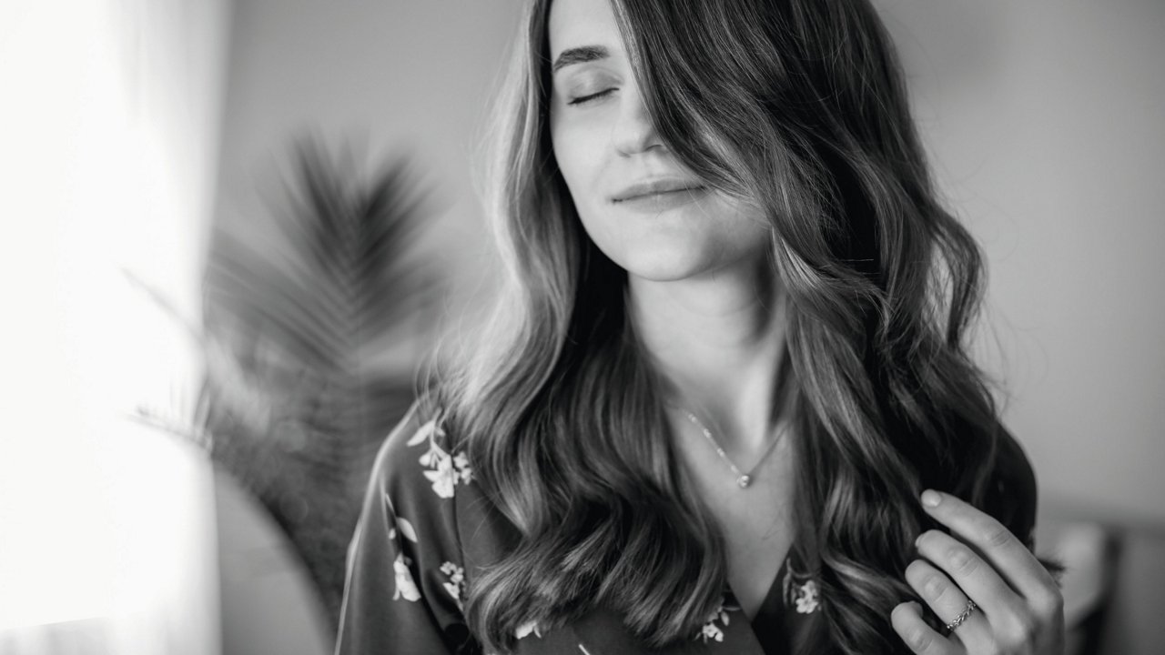 Frau mit geschlossenen Augen atmet