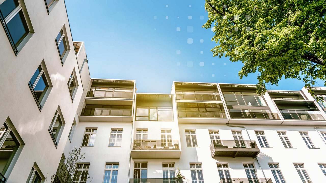 Das Innenhof eines modernen Mehrfamilienhauses