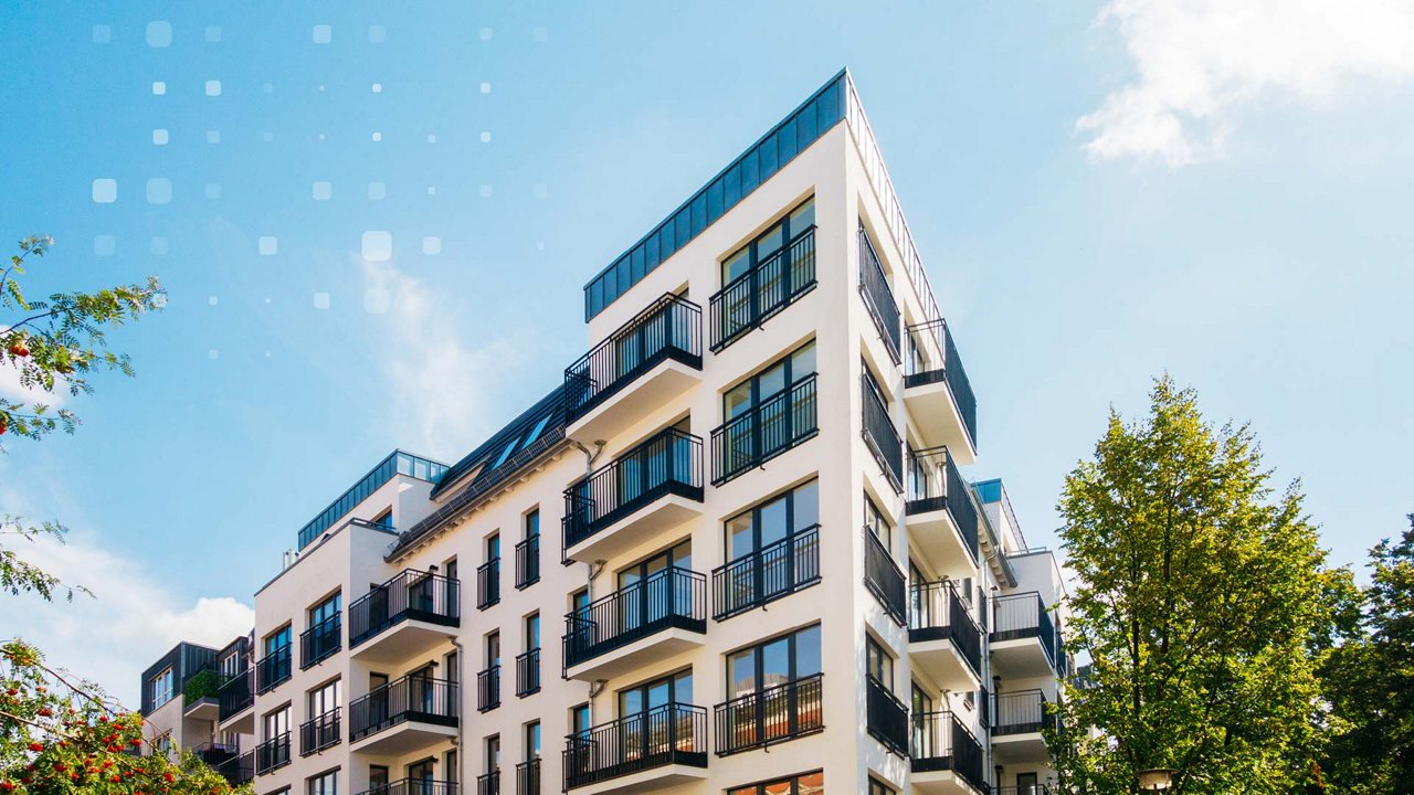 Moderne Wohnanlage mit mehreren Gebäuden.