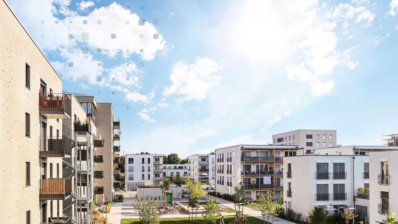 Moderne Wohnanlage mit mehreren mehrstöckigen Gebäuden.