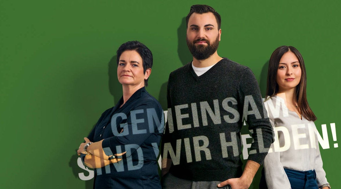 Drei Techem Mitarbeitende vor einem grünen Hintergrund