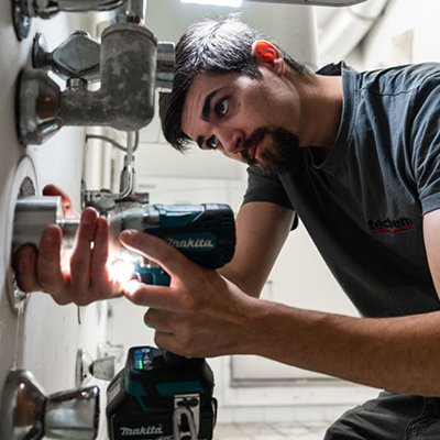 Mann mit Akkuschrauber