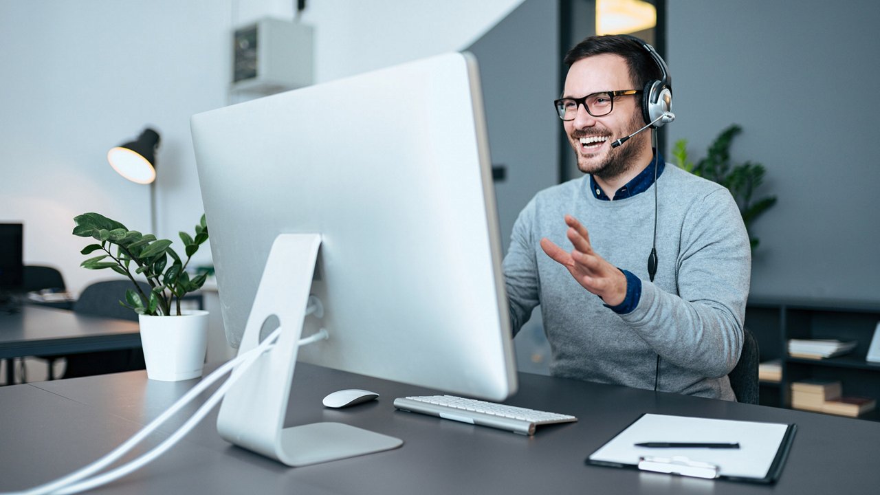 Mężczyzna przy komputerze