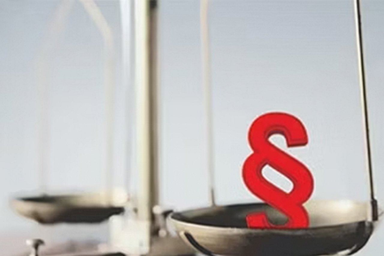 Vægtskål med tegnet for lovgivning på den ene side - den anden er tom. 