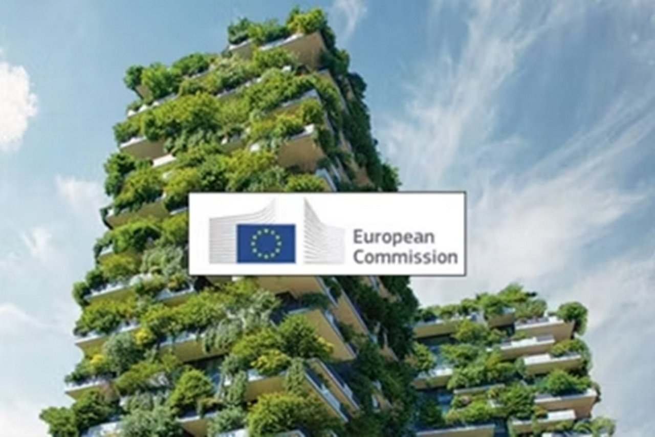 Høje ejendomme beklædt med grønt - og henover ligger et skilt med European Commission. 