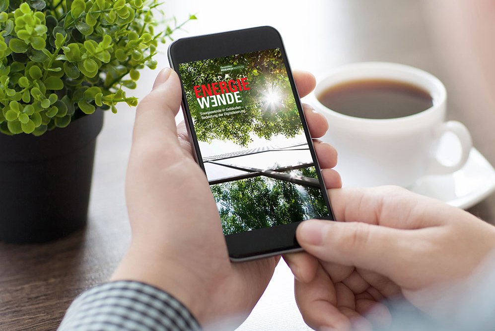 alt-Text: Person liest Techem-Info zu Energiewende an Smartphone