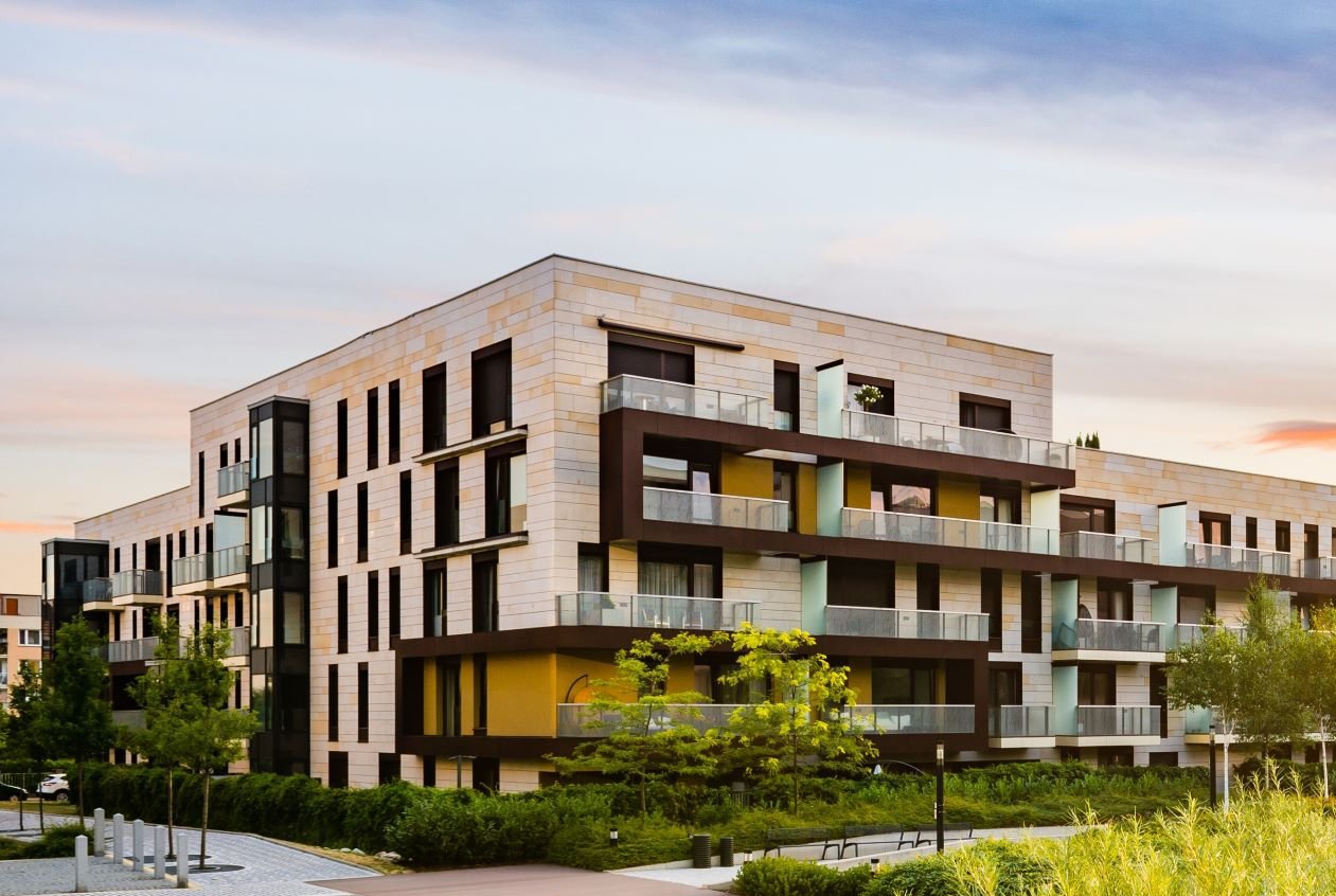 Boligselskap med grønne planter