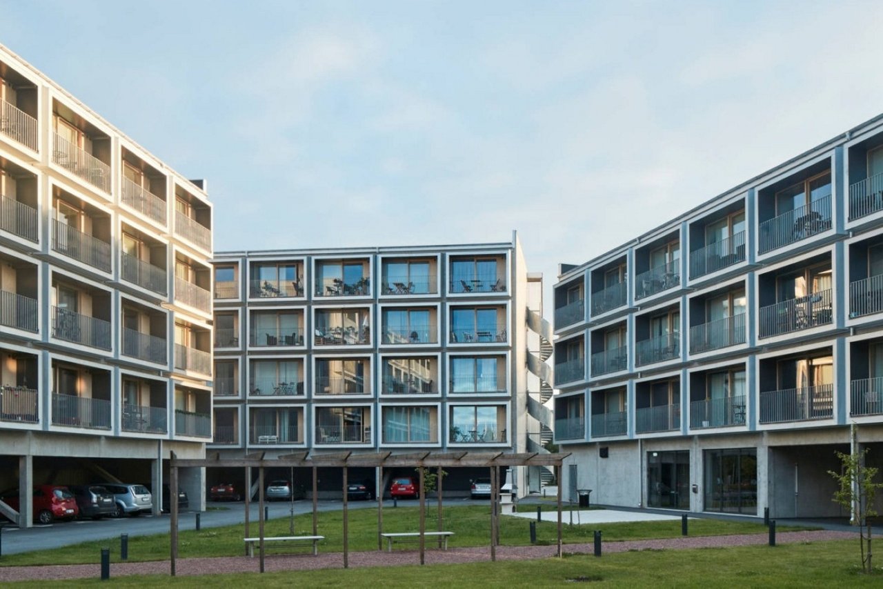 Modernes Mehrfamilienhaus mit Tiefgarage und Rasen