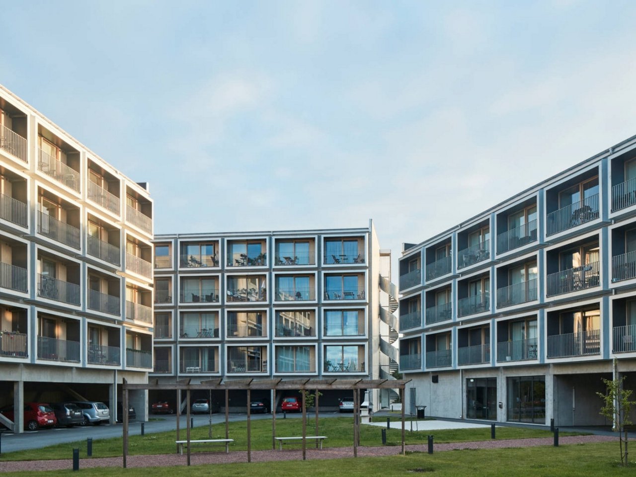 Modernes Mehrfamilienhaus mit Tiefgarage und Rasen