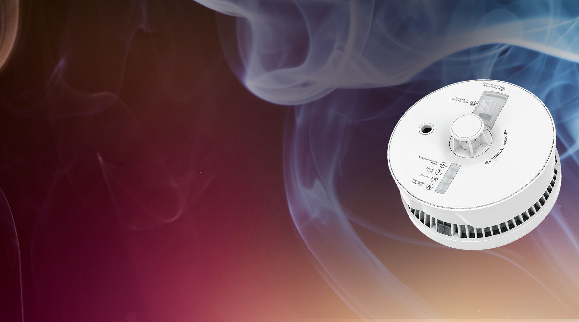 Multisensor Plus vor einem farbigen Hintergrund mit aufsteigendem Rauch
