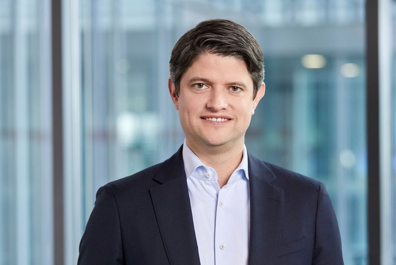 alt-Text: Profilbild von Nicolai Kuß vor Glaswand