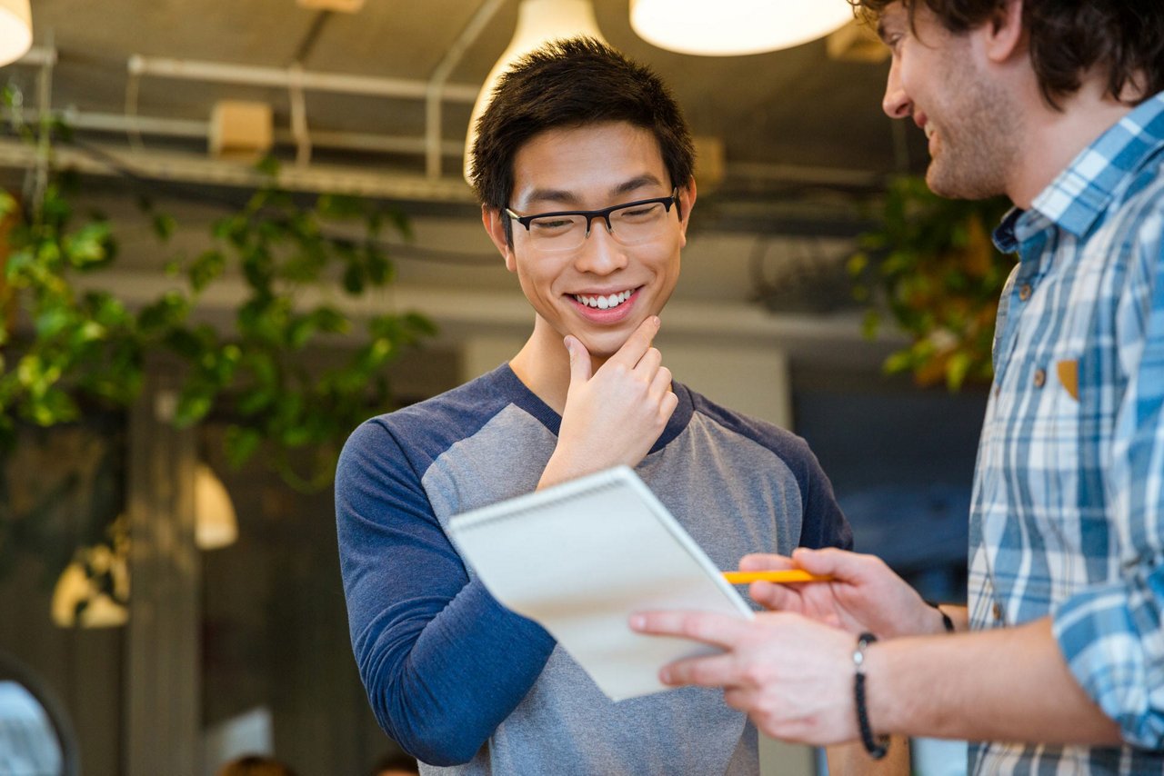 Lächelnder Praktikant