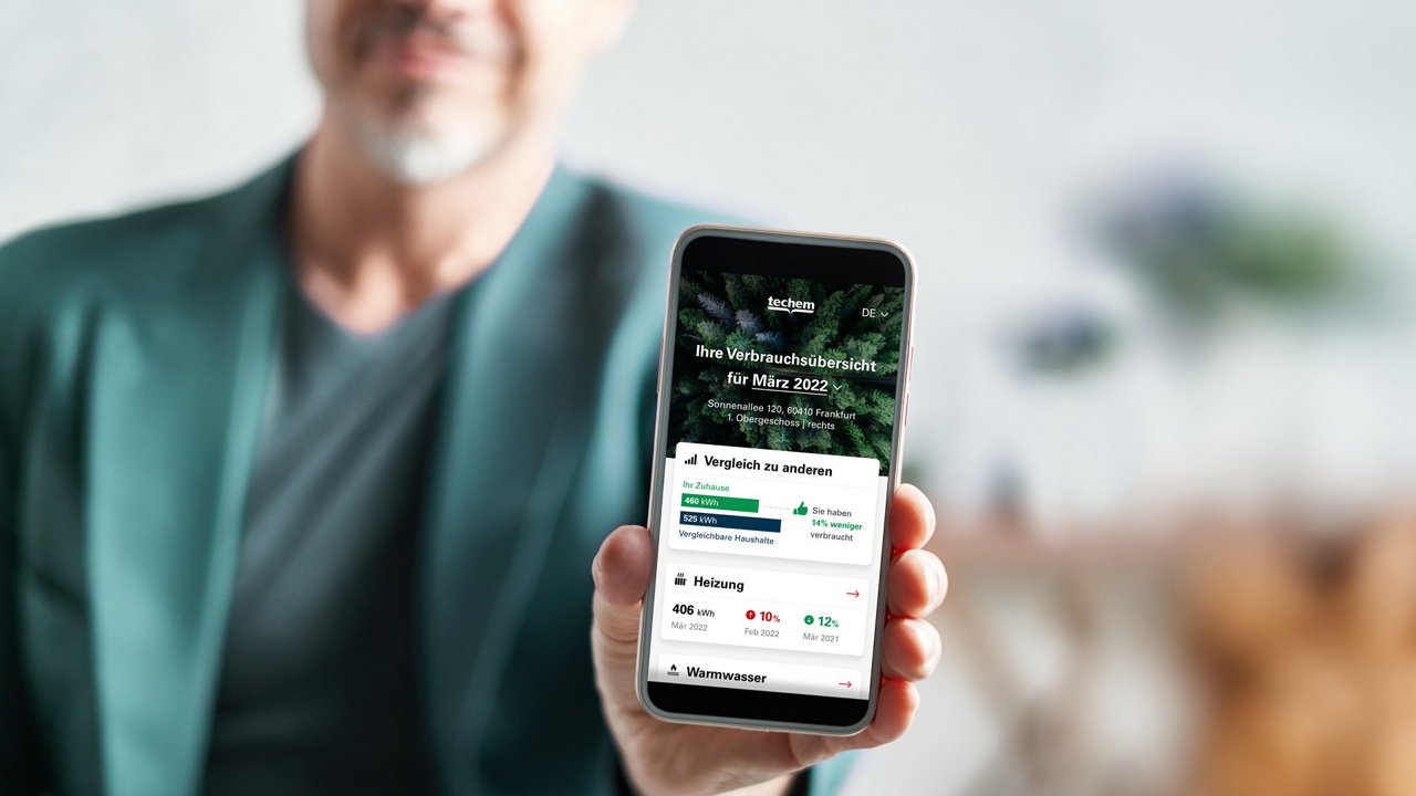 Mann zeigt auf dem Handy Screen Verbrauchsinformation