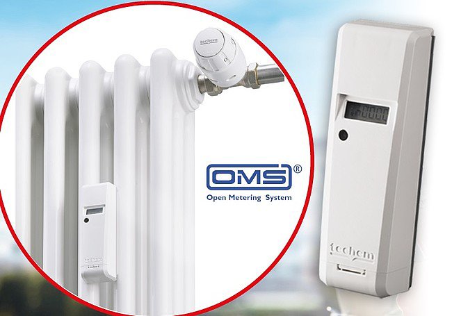 Radiador blanco con un repartidor de costes 'techem' instalado, acompañado de una vista ampliada del mismo dispositivo. También se muestra el logotipo 'OMS® Open Metering System'