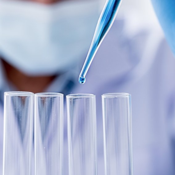Donna con un guanto blu che sta effettuando l'analisi delle acque per un condominio di Roma per sospetta Legionella