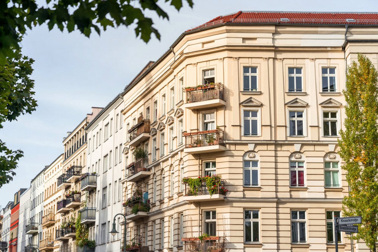 Historisches Gebäude mit begrünten Balkonen