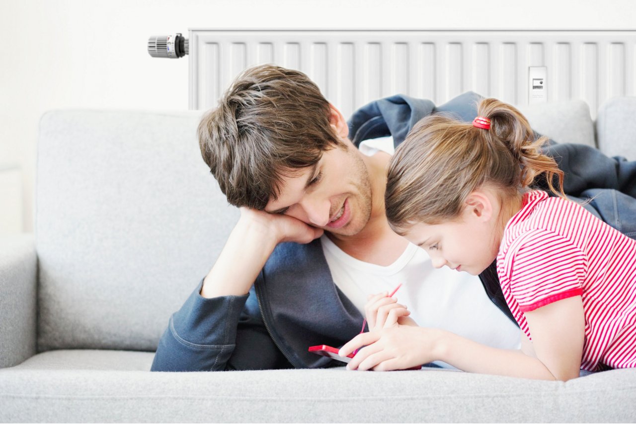 Father and girl playing video game --- Image by © Sporrer/Rupp/cultura/Corbis