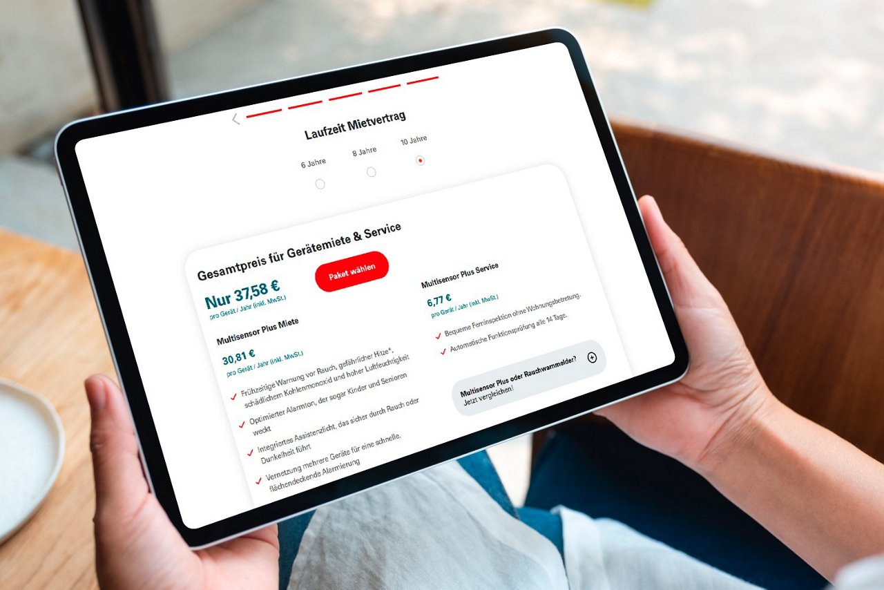 Person, die Tablet hält und sich die Preise des Multisensor Plus Gerätes ansieht
