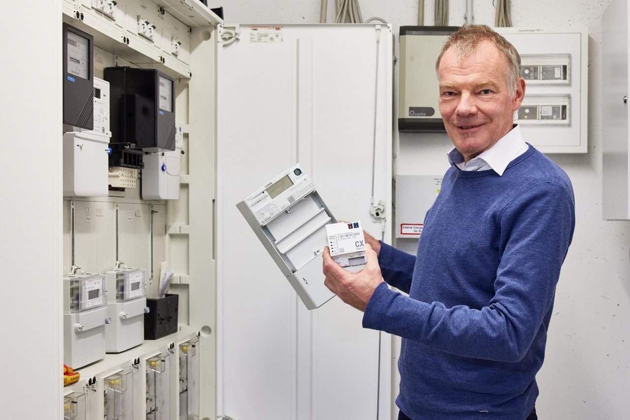 alt-Text: Gero Lücking hält Smart-Meter in der Hand