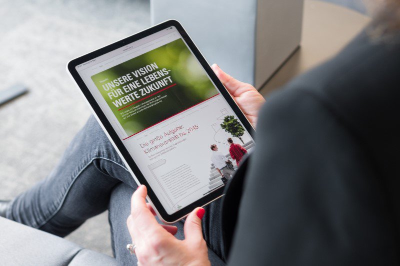Frau schaut sich auf dem Tablet die Vision eines Unternehmens an