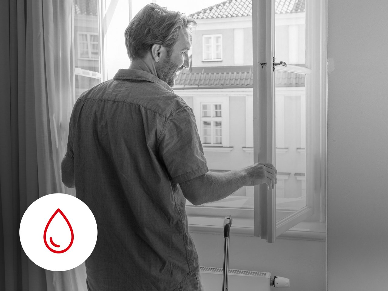 Mann öffnet Fenster zum Lüften - Techem Motiv Multisensor Plus Schimmel