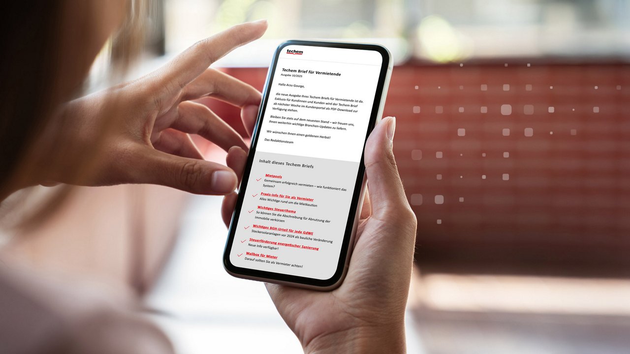 Frau liest den Techem Newsletter auf dem Handy