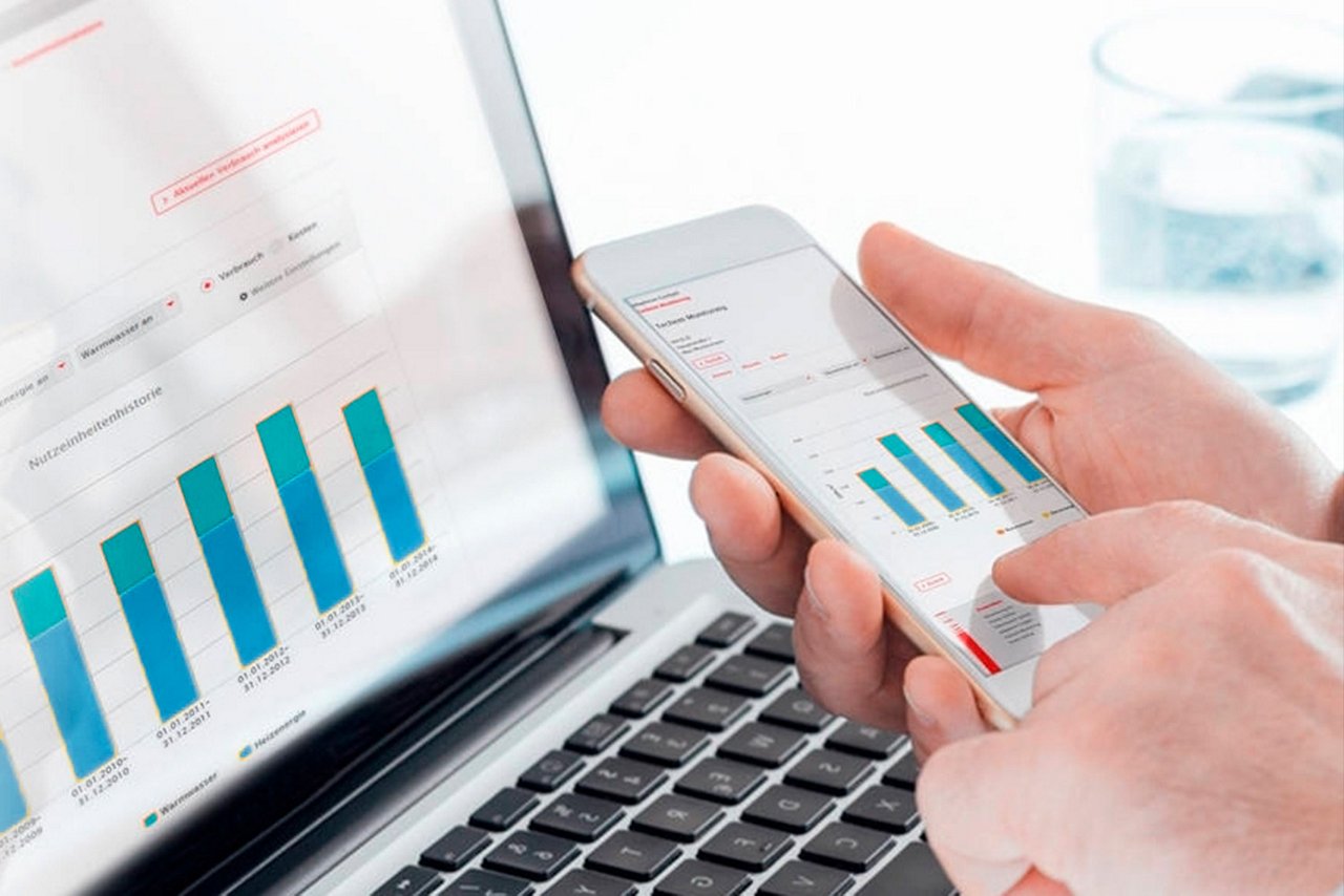 Mobil og tablet med visuelle grafer. 