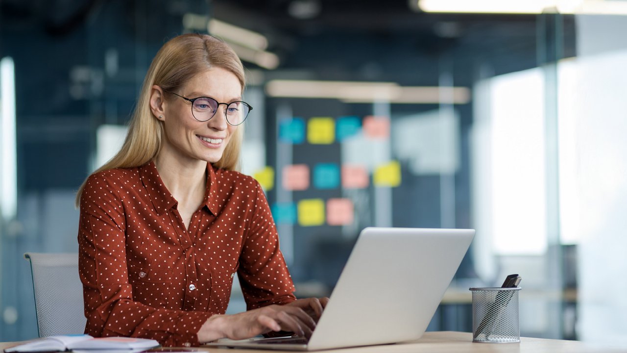 Kobieta przy komputerze