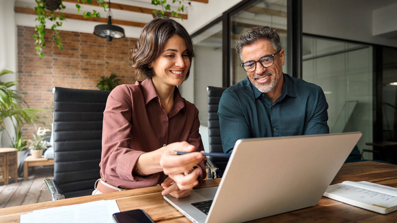 Para przy komputerze