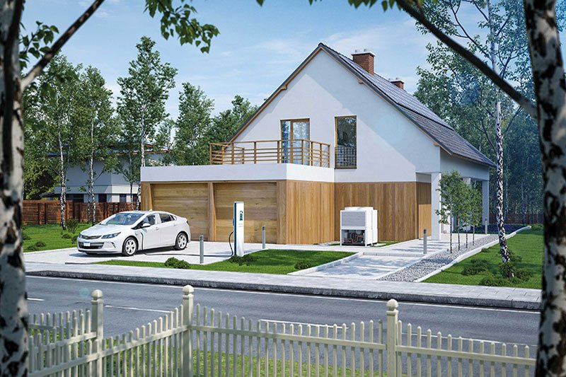 Zu sehen ist ein Einfamilienhaus mit Grünflächen. Davor steht ein Elektroauto, das gerade an einer Ladestation lädt.