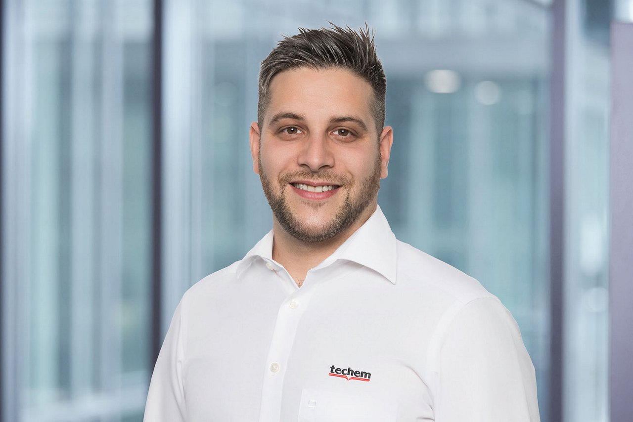 Foto Sachbearbeiter ZEV und E-Mobilität Ante Bozic vor unscharfem Hintergrund.